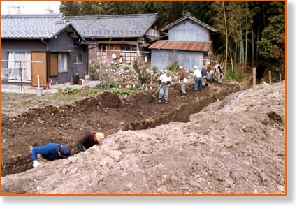 第3トレンチの確認調査をしている写真