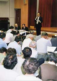 市町村合併について、資料を活用し、説明する小川市長