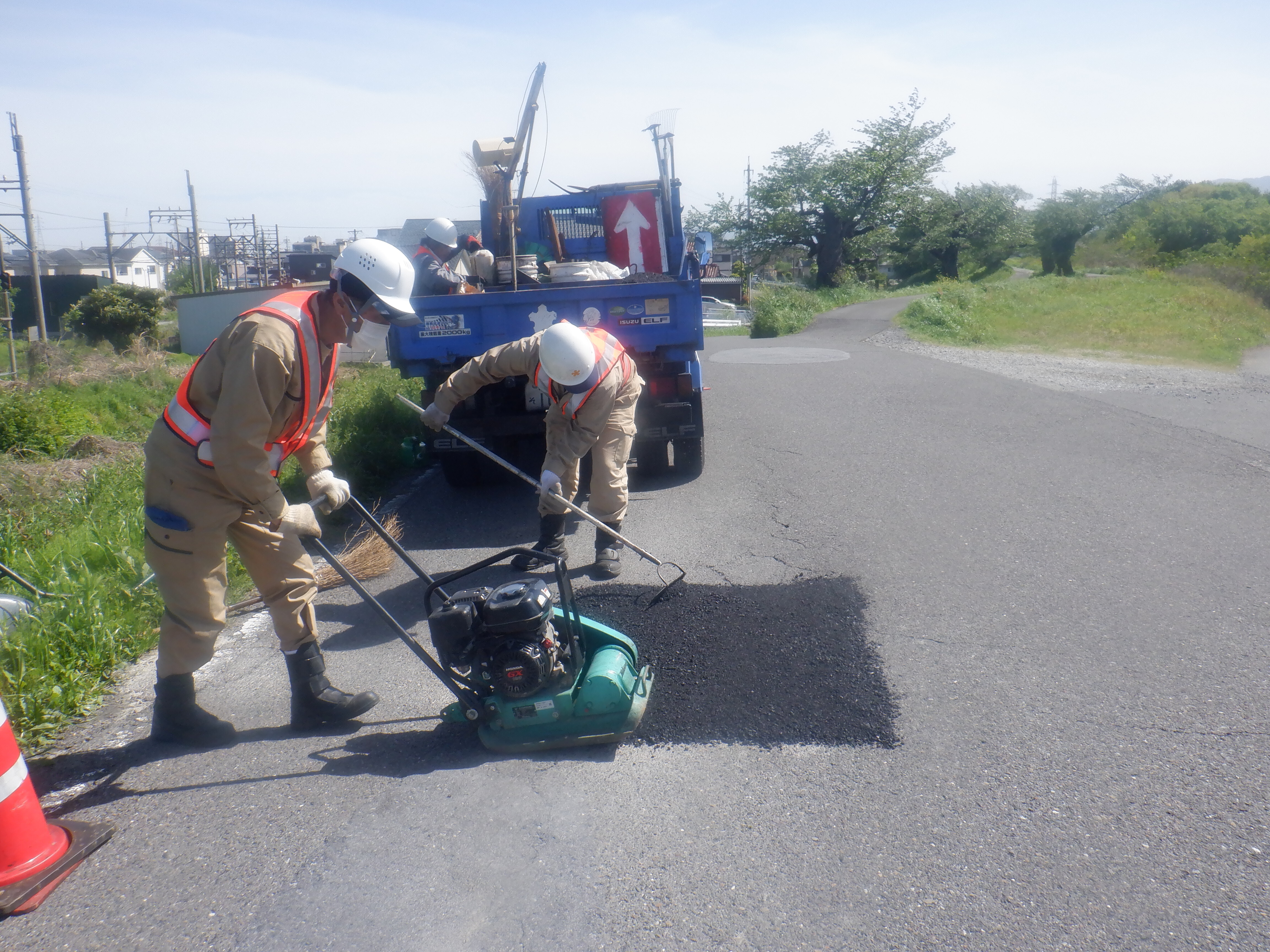 施工状況の写真（道路修繕）