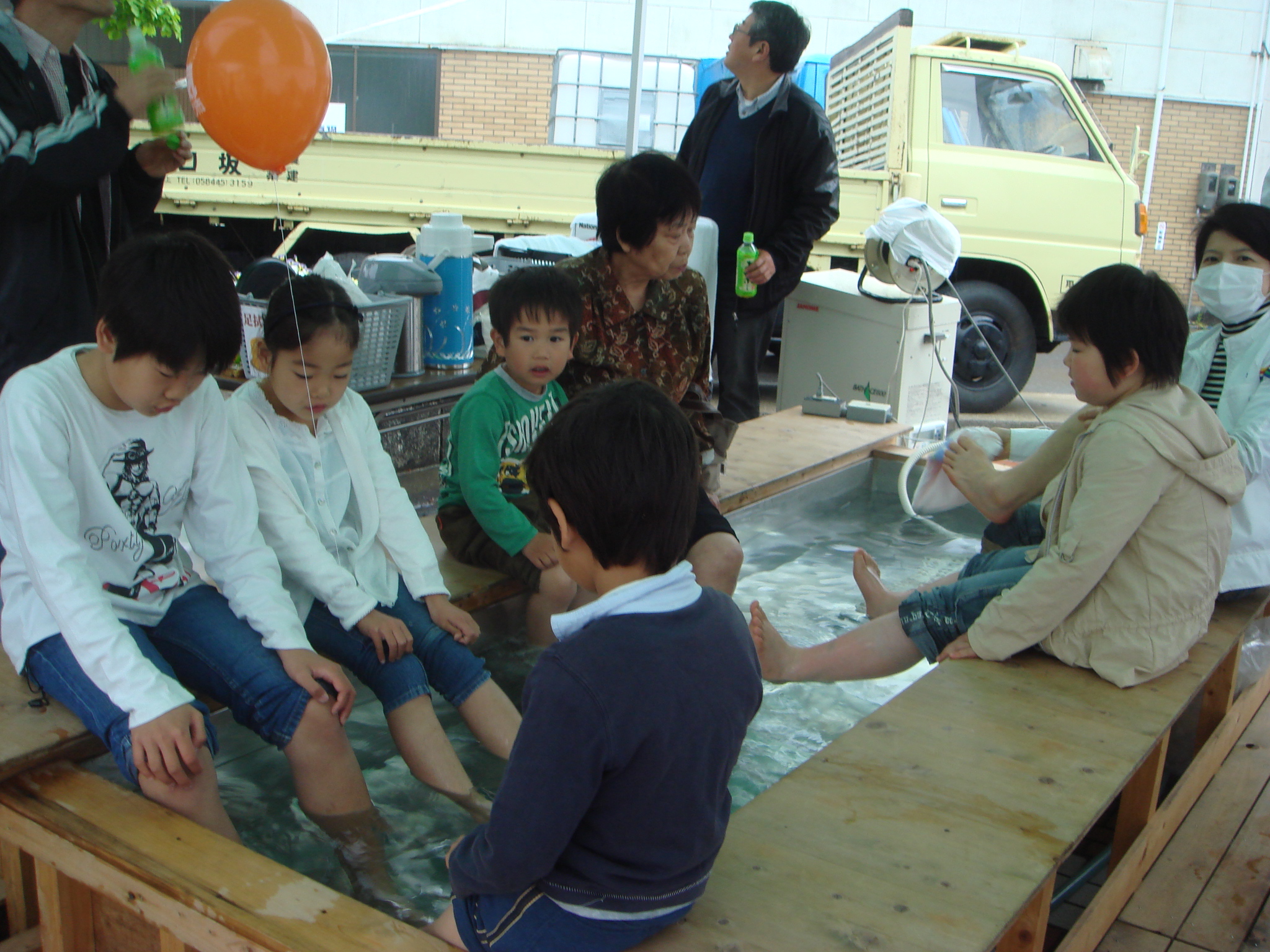 足湯体験の様子