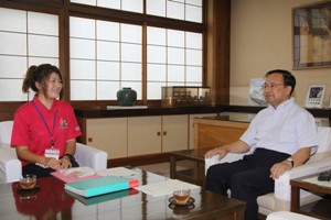市長と青年海外協力隊員の田中さん