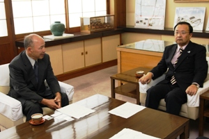 市長とJICAシニアボランティア隊員の尾崎さん