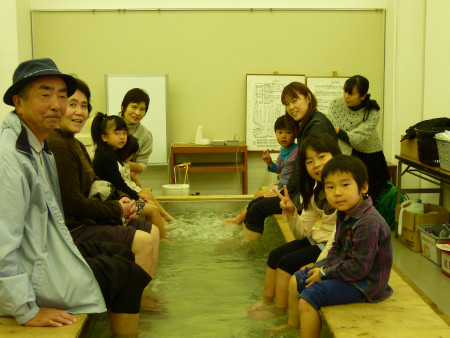 足湯体験の様子