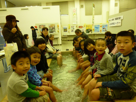 足湯体験の様子