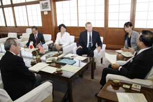 小川市長と会談するサリバン米国首席領事