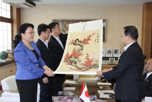 小川市長に記念品を贈呈する侯副市長