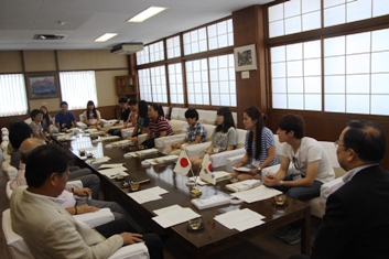 小川市長と会談する蔚山PTPIの学生