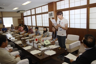 蔚山PTPI学生訪問団　ユ・デサン団長と話す小川市長