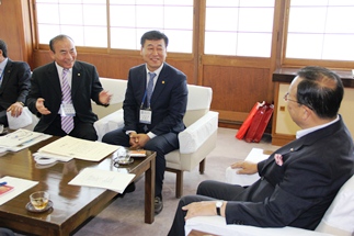 蔚山PTPI訪問団 チョイ・ホンスー会長と話す小川市長