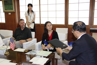 カレッジ・オブ・ザ・メインランド校長の手紙等を受けとる小川市長