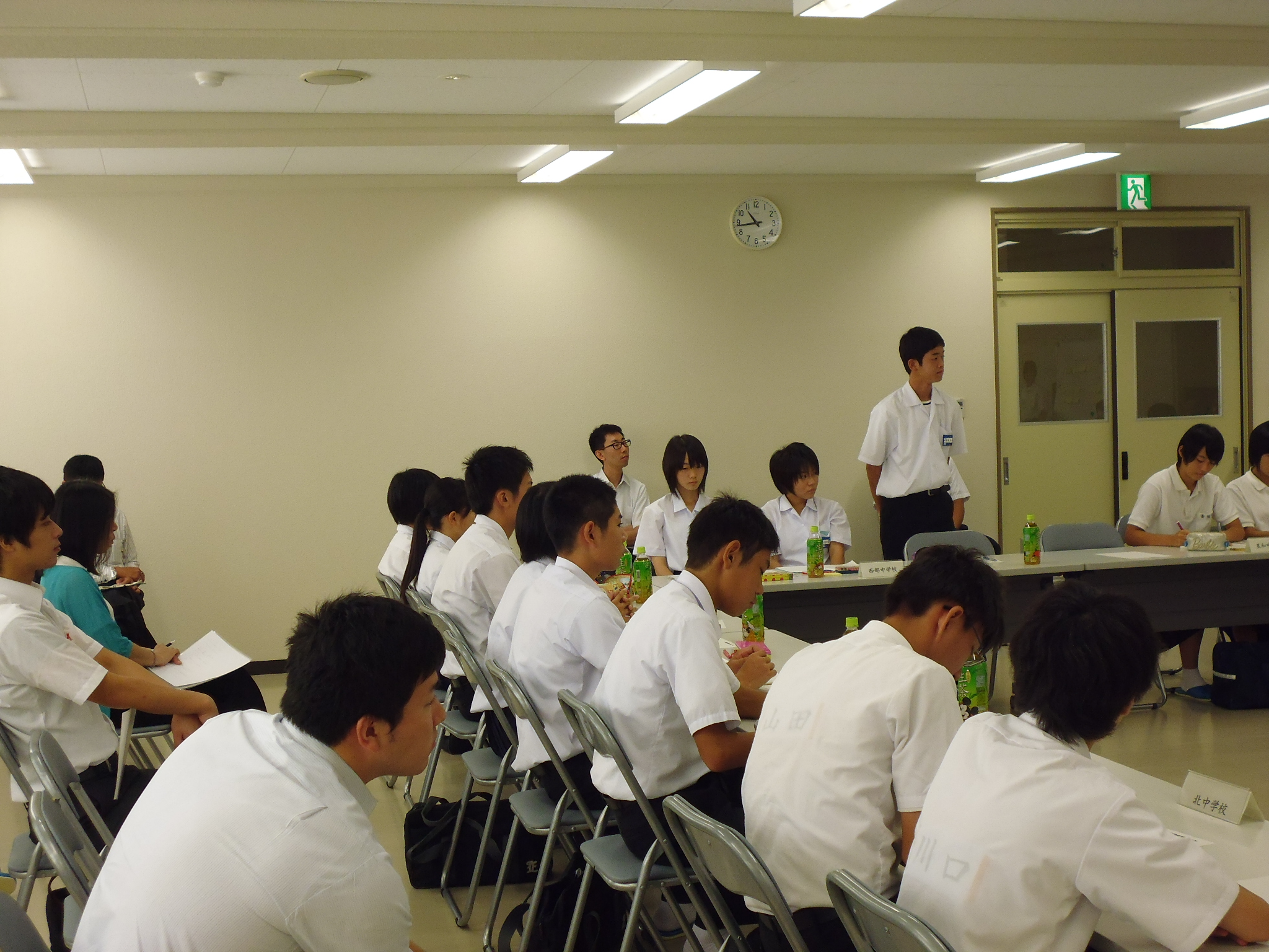 大垣市中学校生徒会サミット中の写真