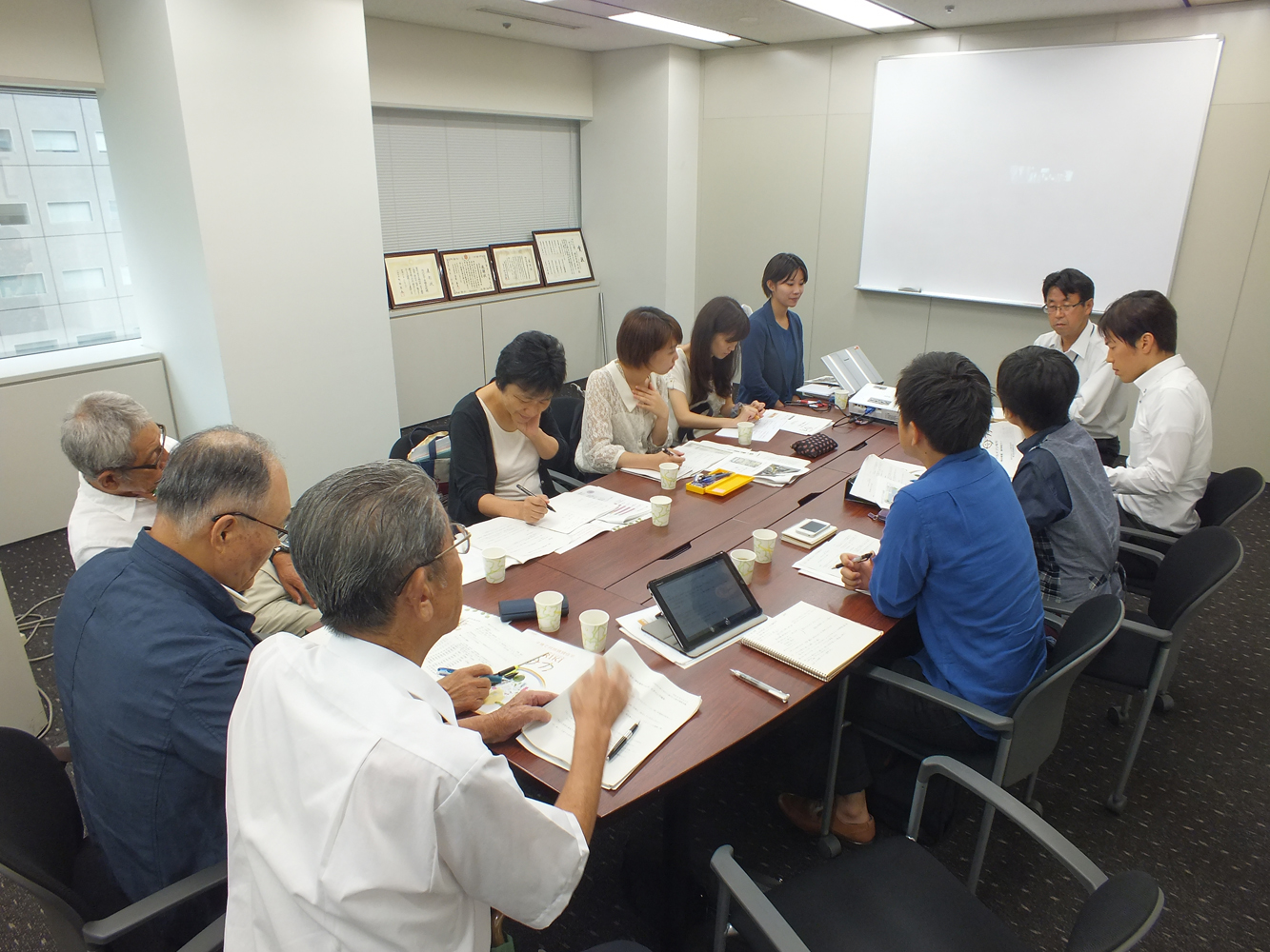  旭化成ホームズ“子育て世代共感賃貸住宅”母力の説明を受ける様子