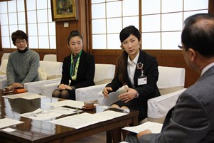 小川市長と歓談する谷口さん