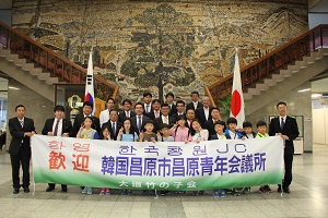 昌原市訪問団との集合写真