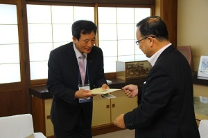 小川市長と会談する蔚山PTPIの訪問団