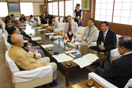 蔚山PTPI訪問団　チョイ・ホンスー会長と話す小川市長