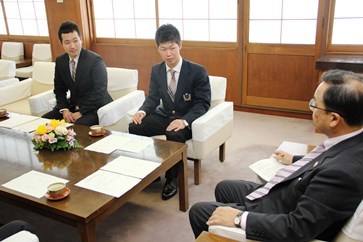 小川市長と歓談する早野さん