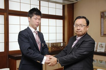 早野さんから市長へ出発のあいさつ