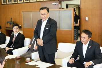 派遣団にあいさつする小川市長