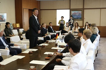 あいさつを行う石田議長