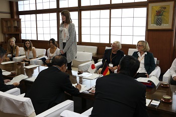 自己紹介を行うシュツットガルト市高校生訪問団の団員