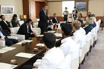 あいさつを行う小川市長