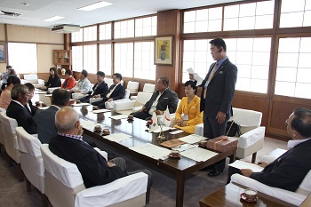 蔚山PTPI訪問団　チョイ・ホンスー会長と話す小川市長