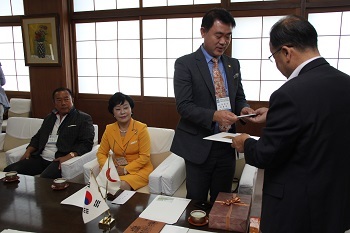 蔚山PTPI訪問団と記念写真