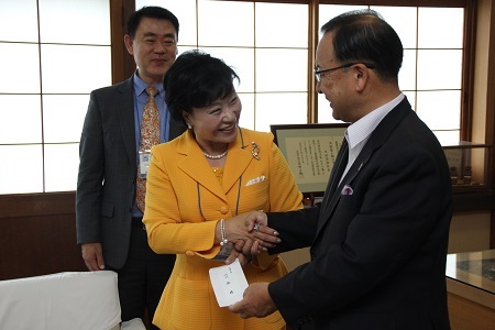 小川市長と握手する韓国PTPI ・キム・ギルヨン総裁