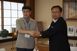 小川市長と握手するオレゴン州高校生訪問団の小澤代表