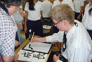 牧田小での習字交流