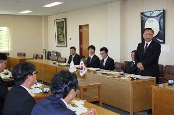 昌原青年会議所訪問団の市長表敬の様子