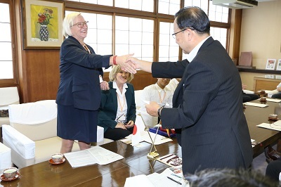 シュツットガルト高校生訪問団の市長表敬の様子