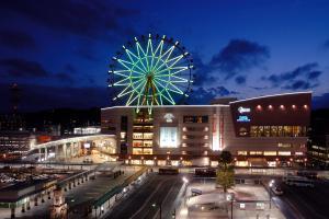 市の交通拠点・鹿児島中央駅の夜景