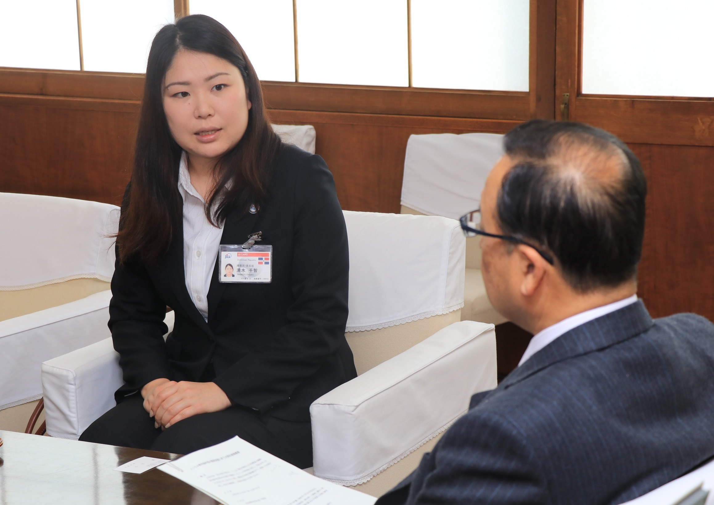 小川市長と歓談する清水さん