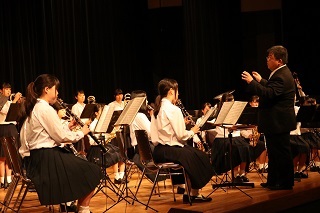 県立大垣商業高校による吹奏楽の演奏