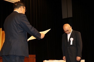 表彰状を手渡す小川市長と代表受領する綾野(第1)自治会の大橋晴實前会長