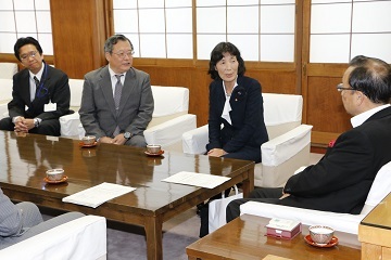受賞の報告を小川市長に行う雲村委員と岐阜評価事務所・水野所長ら