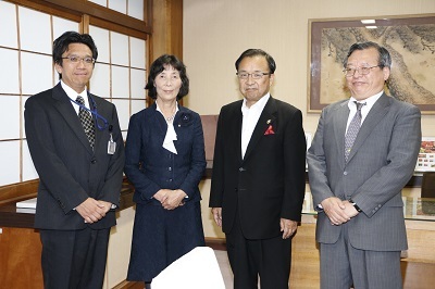 左から岐阜行政評価事務所の九野行政相談課長、雲村委員、小川市長、岐阜評価事務所の水野所長