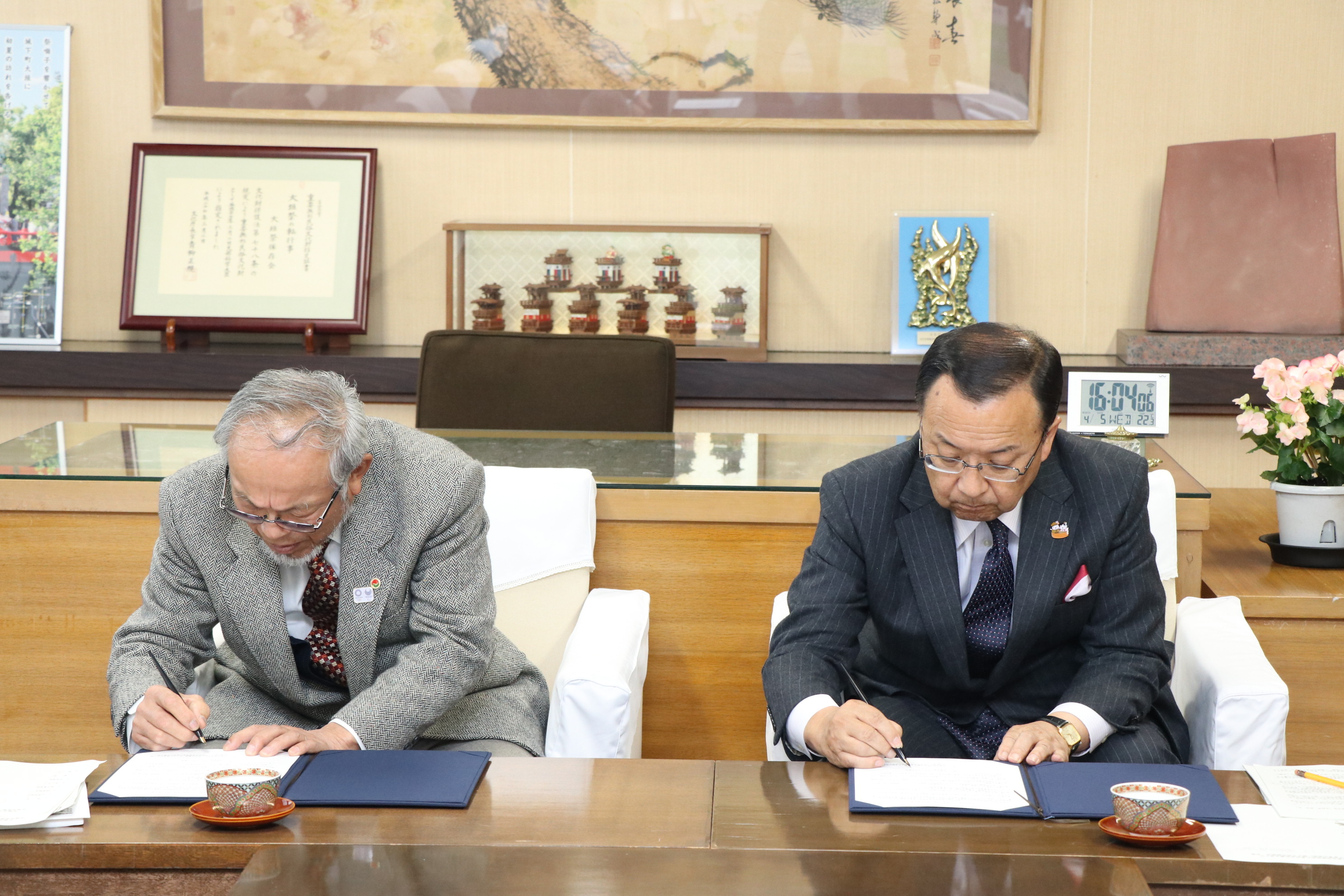 協定書に署名を行う小川市長（右）と桑原支部長（左）