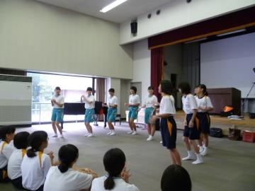 振り付けを発表する参加者