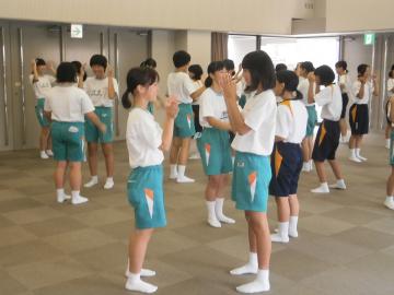 相手の動きをまねする参加者