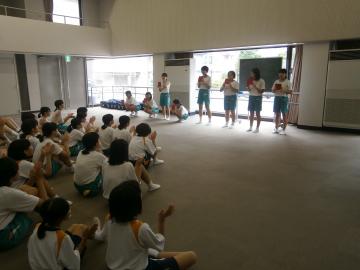 前に並んだ生徒に合わせて手拍子をたたく参加者