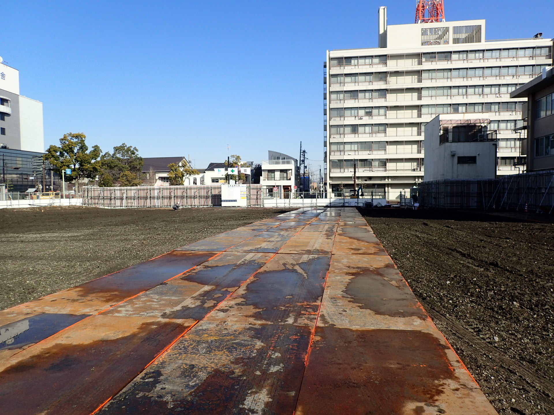 場内鉄板敷き