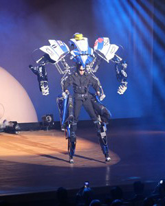 ダイナミックな動きで会場を沸かせた近未来型ロボットの「スケルトニクス」
