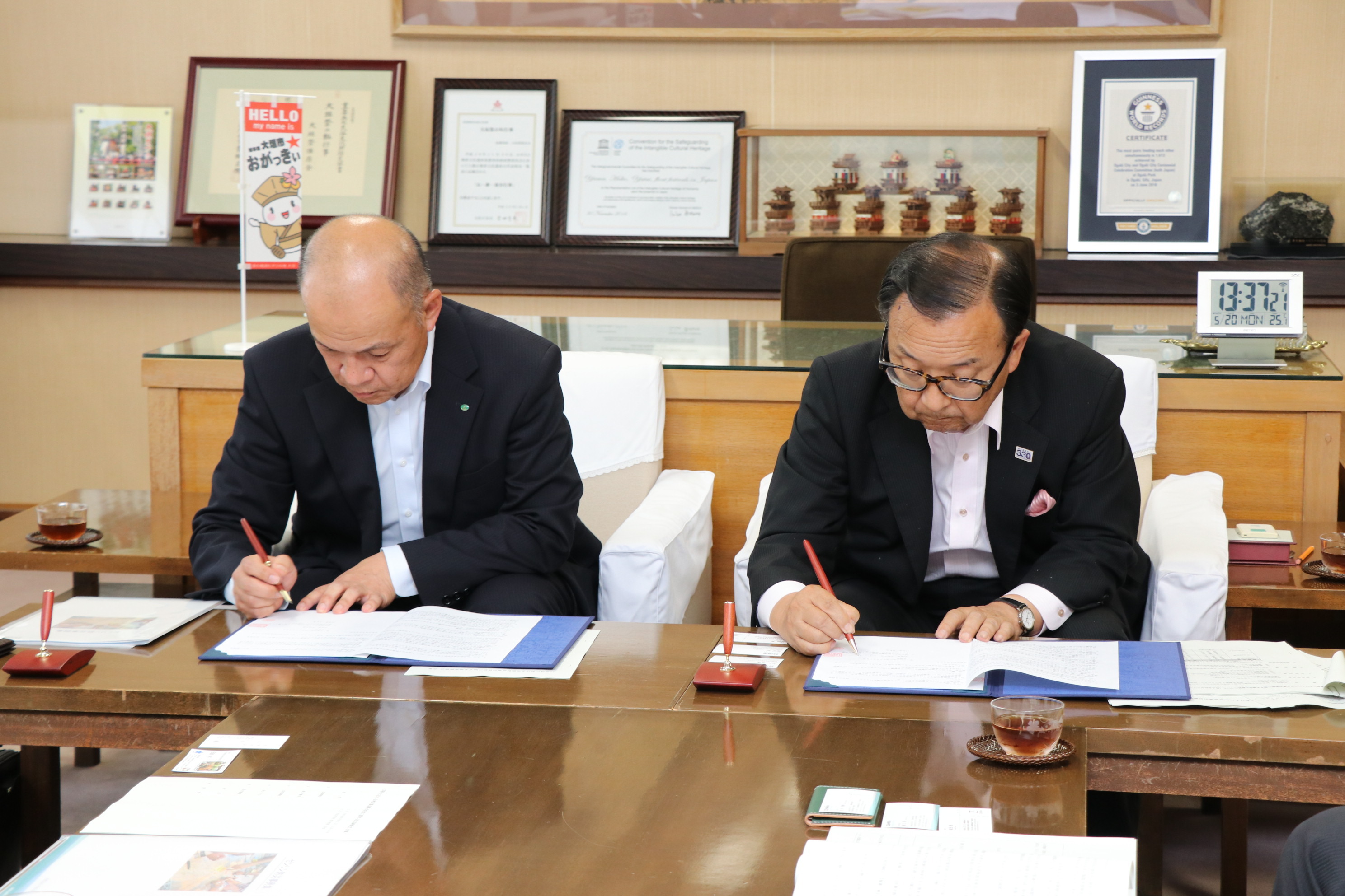 協定書に調印する荒木支社長（左）と小川市長（右）