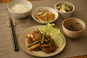 アスパラと豚肉のオイスターソース炒め定食(タニタ食堂のメニュー)の写真