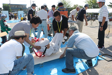 今年8月に中川小学校で開かれた市総合防災訓練写真