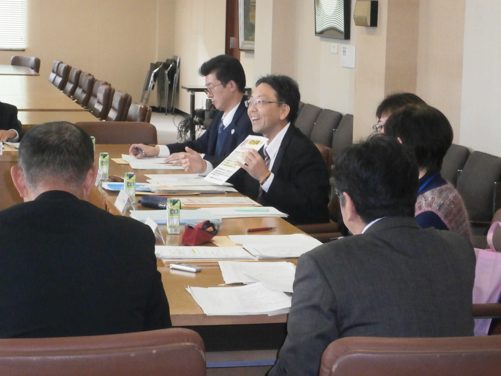 詐欺の手口を解説する警察署職員