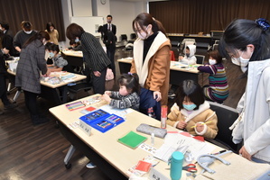俳句ワークショップ 俳句キャンドルづくりの様子
